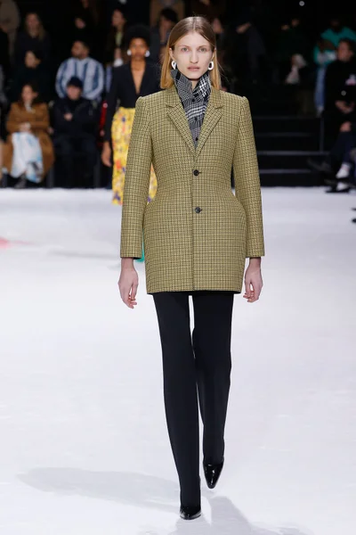 Look 18